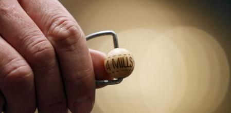 Un operario muestra la bola del premio gordo del Sorteo de la Lotería de Navidad