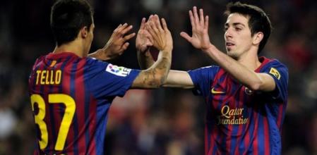 Cristian Tello felicita a Isaac Cuenca tras marcar un gol con el conjunto azulgrana