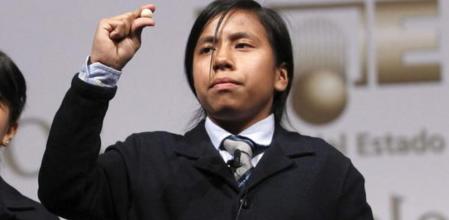 Las niñas del Colegio de San Ildefonso, Yahaira Gonzaga (d) y Araccli Guama cantan el número 2.184, el tercer premio, dotado con 500.000 euros por serie, del sorteo extraordinario de la Lotería de Navidad