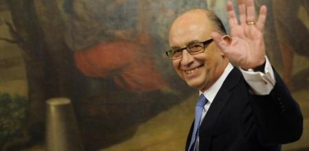 El ministro de Hacienda y Administraciones Públicas, Cristóbal Montoro, saluda durante la toma de posesión del titular de de Economía y Competencia, Luis de Guindos