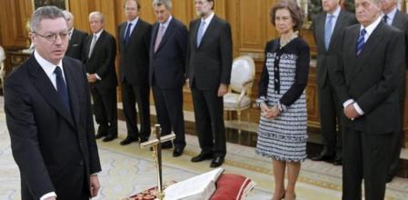Alberto Ruiz-Gallardón jura su cargo como ministro de Justicia ante los Reyes en el Palacio de la Zarzuela, con un ejemplar de la Constitución y otro de la Biblia.