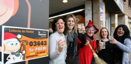 Empleados y clientes de la administración de la plaza de la Pastoreta de Reus celebran los 1,8 millones de euros de uno de los quintos premios del Sorteo Extraordinario de la Lotería de Navidad, el correspondiente al número 03.643