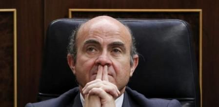 El ministro de Economía, Luis de Guindos, antes de la solemne sesión de apertura de la X legislatura