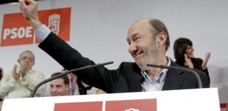 Rubalcaba presenta en la sede de UGT su candidatura a suceder a José Luis Rodríguez Zapatero como secretario general del PSOE