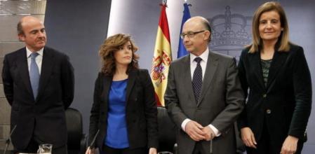 La vicepresidenta del Gobierno, ministra de la Presidencia y portavoz del Gobierno, Soraya Sáenz de Santamaría, junto a los ministros de Economía, Luis de Guindos; de Empleo y Seguridad Social, Fátima Báñez, y Hacienda, Cristóbal Montoro