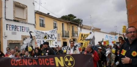Imagen de una manifestación en Villar de Cañas en mayo de 2011 en contra del cementerio nuclear
