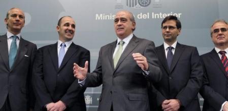 El ministro del Interior, JorgeFernándezDíaz (c), junto a los nuevos directores generales de la Guardia Civil, Arsenio Fernández de Mesa; el de la Policía, Ignacio Cosido Gutierrez; el subsecretario del departamento, Luis Aguilera Ruiz, y el director general de Instituciones Penitenciarias, Ángel Yuste Castillejo (i-d), tras la toma de posesión hoy de los nuevos altos cargos del Ministerio del Interior, de los que ha destacado su preparación y perfil internacional.