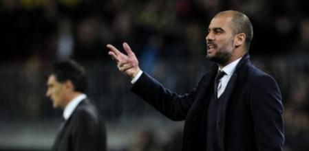 El entrenador del FC Barcelona, Josep Guardiola, da indicaciones durante el encuentro frente a Osasuna en los octavos de final de la Copa del Rey