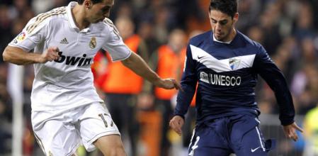 El jugador del Málaga, Isco (d), intenta superar la defensa del jugador del Real Madrid, Álvaro Arbeloa, durante el encuentro correspondiente a los octavos de final de la Copa del Rey, que ambos equipos disputan esta noche en el estadio Santiago Bernabéu, en Madrid