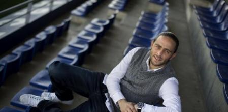 Sergio García posa en las gradas del campo 1 de la ciudad deportiva de Sant Adrià