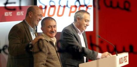 Los secretarios generales en Catalunya de la UGT, Josep María Álvarez, y el de CC.OO., Joan Carles Gallego, junto al primer secretario del PSC, Pere Navarro, durante la rueda de prensa conjunta que han ofrecido tras la reunión