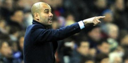 Guardiola da instrucciones a sus hombres durante el partido frente al Espanyol