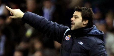 El entrenador del Espanyol, el argentino Mauricio Pochettino, da instrucciones desde la banda a sus jugadores durante el derbi