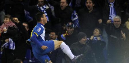 Álvaro Vázquez celebró su gol por todo lo alto