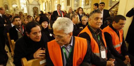 Una mujer habla con un observador de la misión de la Liga Árabe durante el entierro de uno de los fallecidos en el atentado de Damasco