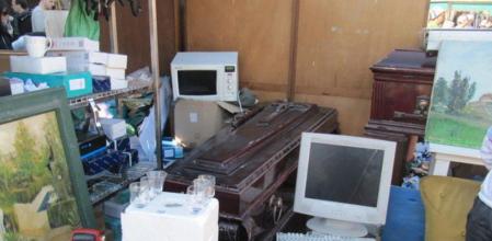 Ataúdes en venta en el mercadillo de Els Encants Vells de Barcelona