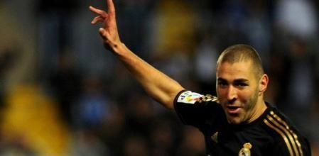 Benzema celebra su gol frente al Málaga en el partido correspondiente a la vuelta de los octavos de final de la Copa del Rey