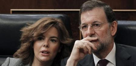 El presidente del Gobierno, Mariano Rajoy, y la vicepresidenta, Soraya Saénz de Santamaría, durante el debate de convalidación del Decreto Ley de Medidas urgentes en materia presupuestaria, tributaria y financiera para la corrección del déficit público que se celebra hoy en el Congreso.