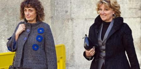 La exvicepresidenta del gobieno balear, Rosa Estaràs (derecha), y la ex secretaria general técnica de la conselleria de Vicepresidencia Jane King abandonan la Audiencia Provincial de Palma de Mallorca tras declarar como testigos