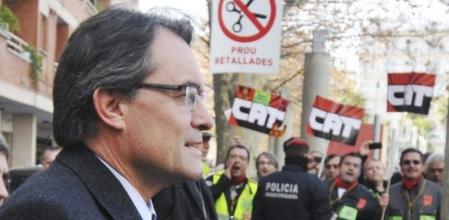 El presidente de la Generalitat se topó ayer, en una visita a Lloret de Mar, con una ruidosa protesta de los Mossos, que lo recibieron con gritos de 