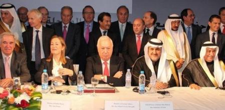 La ministra de Fomento, Ana Pastor, y el ministro de Asuntos Exteriores y Cooperación, José Manuel García-Margallo, han presidido en Riad la firma del contrato de construcción y posterior explotación de la línea ferroviaria de Alta Velocidad (AVE) La Meca-Medina