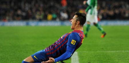 El chileno Alexis celebra su gol, el tercero del Barça, frente al Betis
