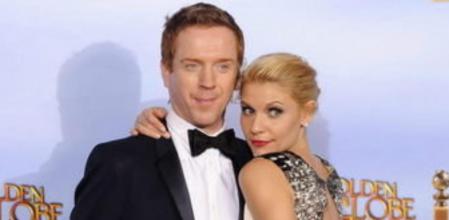 La actriz estadounidense Claire Danes y su colega británico Damian Lewis (i) posan con sus premios a la Mejor Serie Dramática de Televisión por 'Homeland', durante la ceremonia de la 69 edición de los Globos de Oro