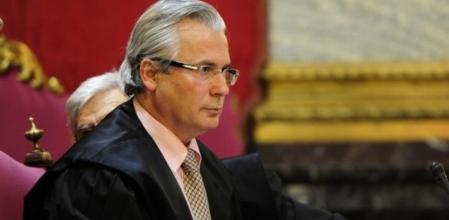 El juez Baltasar Garzón, sentado en el banquillo de los acusados del Tribunal Supremo