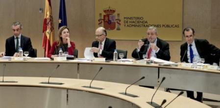 Cristóbal Montoro, durante la reunión que ha mantenido esta tarde en el Ministerio de Hacienda con los consejeros de economía de las comunidades autónomas