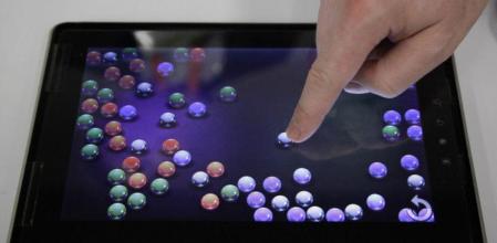 Tabletas. Aunque empieza a ser difícil distinguir unas tabletas de otras a simple vista, esta es un modelo de la firma Senseg con un sistema de reacción al tacto