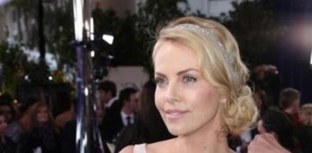 Charlize Theron, en el momento de brindar por el Charlize Theron Africa Outreach Project, en los Globos de Oro