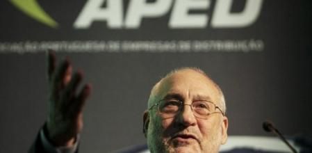 El nobel de Economia, Joseph Stiglitz, interviene durante el IV Congreso de Reparto Moderno 'Vence al Futuro', en el Museo de Oriente de Lisboa, Portugal.