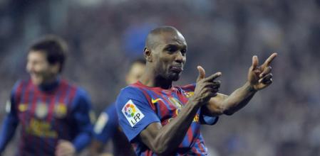 El defensa del FC Barcelona Eric Abidal celebra su gol, segundo de su equipo ante el Madrid