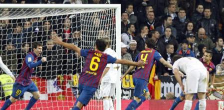Abidal celebra el segundo gol del Barça que le dio la victoria a su equipo en el Bernabeu