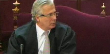 Imagen tomada de EFE TV del juez Baltasar Garzón y su abogado, Francisco Baena Bocanegra, durante el juicio en el Tribunal Supremo