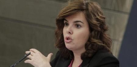 La vicepresidenta del Gobierno, Soraya Sáenz de Santamaría, durante la rueda de prensa posterior al Consejo de Ministros, celebrado este mediodía en el Palacio de La Moncloa