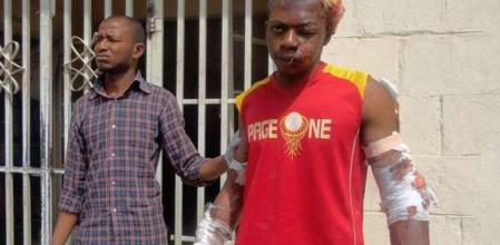 Un paramédico ayuda a uno de los heridos en los atentados de la secta islámica Boko Haram en la ciudad nigeriana de Kano