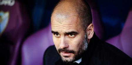 Pep Guardiola, sentado en el banquillo durante el Málaga-Barça