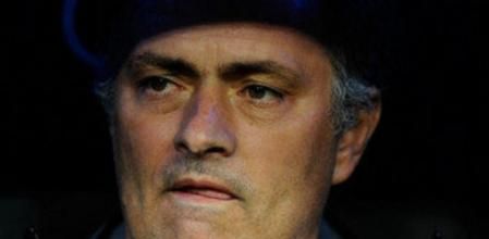 El técnico del Real Madrid, José Mourinho, se refugia en el banquillo durante el partido frente al Athletic de Bilbao