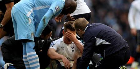 Balotelli pisó a Parker