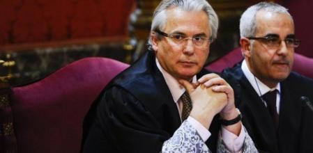 El juez Baltasar Garzón viste su toga de magistrado en el banquillo del Tribunal Supremo donde hoy comienza a ser juzgado por prevaricación por declararse competente para investigar los crímenes del franquismo