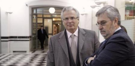 El juez Baltasar Garzón (i), junto a Agustín Zurita Pinilla, jefe de la Oficina de Prensa del Consejo General del Poder Judicial, a su llegada al Tribunal Supremo donde hoy comienza a ser juzgado por prevaricación por declararse competente para investigar los crímenes del franquismo.