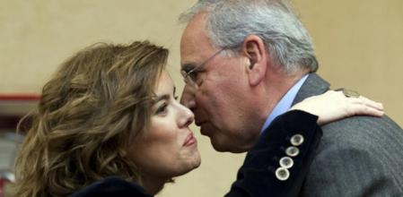 La vicepresidenta del Gobierno, Soraya Sáenz de Santamaría, saluda al expresidente de la Comisión Constitucional del Congreso Alfonso Guerra