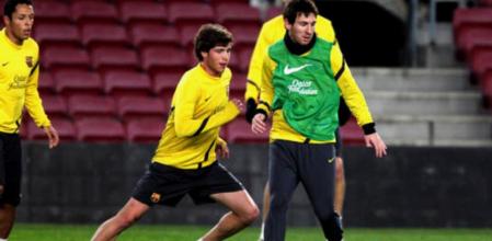 Sergi Roberto y Lionel Messi durante el entrenamiento en el Camp Nou previo al clásico