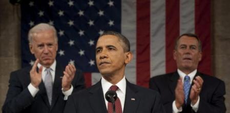El vicepresidente y presidente de la cámara de Estados Unidos, Joe Biden y John Boehner, aplauden a Obama durante el discurso de la Unión