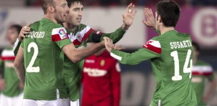 Los jugadores del Athletic Gaizka Toquero y Néstor Susaeta, celebran el gol de su equipo ante el Mallorca