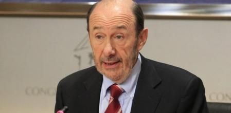 Alfredo Pérez Rubalcaba, durante una rueda de prensa en el Congreso de los Diputados