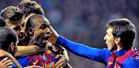 Abidal celebra con sus compañeros el segundo gol del Barça en la ida de cuartos de final de la Copa del Rey 2011/12