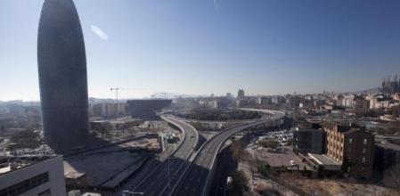 Enorme. En la plaza de las Glòries en Barcelona concluyen la Diagonal, la Meridiana y la Gran Via, y se conecta el Eixample con la zona oriental de la ciudad