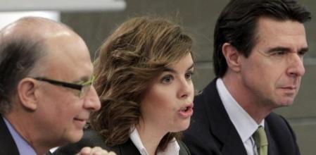 La vicepresidenta del Gobierno, Soraya Sáenz de Santamaría; el ministro de Hacienda, Cristóbal Montoro, y el ministro de Industria, José Manuel Soria, durante la rueda de prensa que han ofrecido hoy en la Moncloa tras la reunión semanal del Consejo de Ministros.